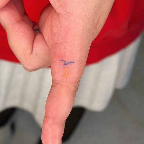 finger tattoos