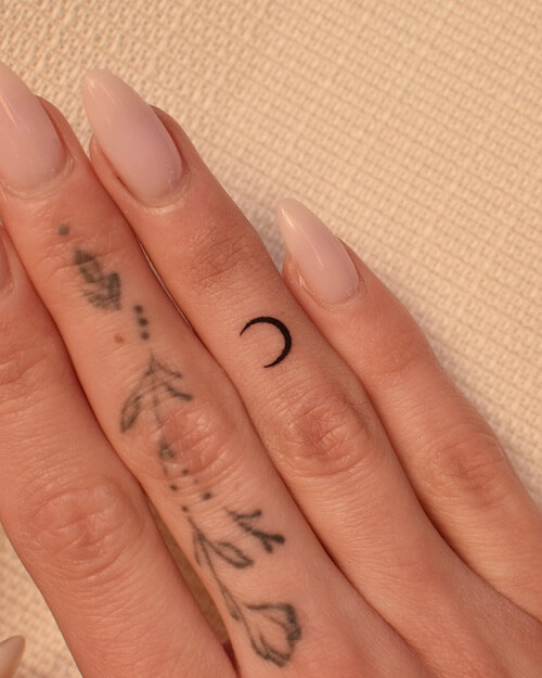 finger tattoos