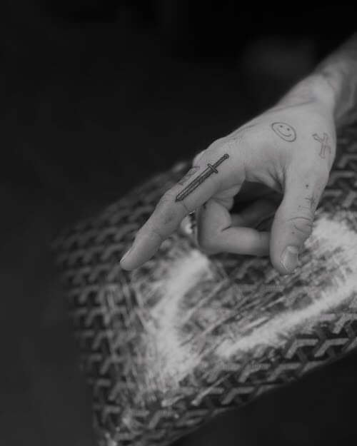 finger tattoos