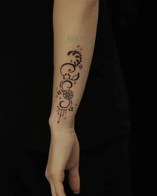 henna tattoo women