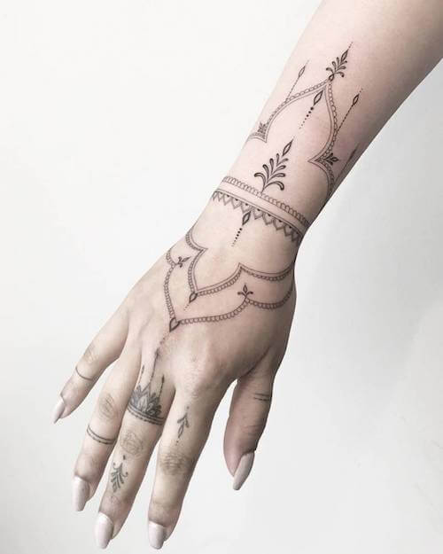henna tattoo women