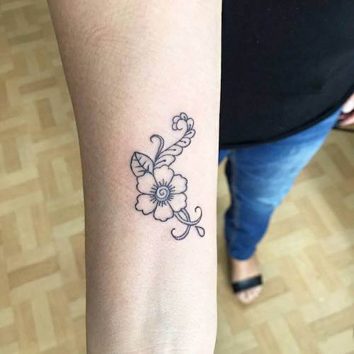 henna tattoo women