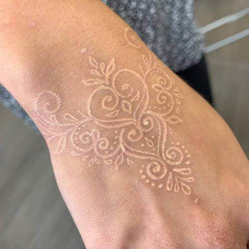 henna tattoo women