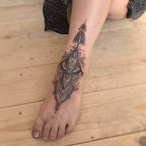 henna tattoo women