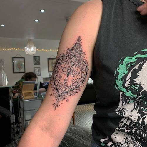 henna tattoo women
