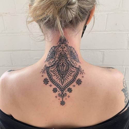 henna tattoo women