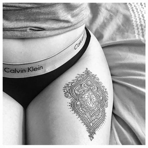 henna tattoo women
