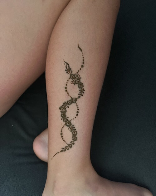 henna tattoo women