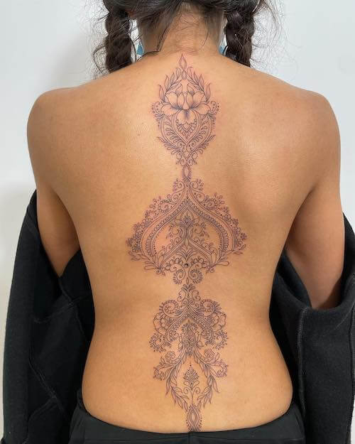 henna tattoo women
