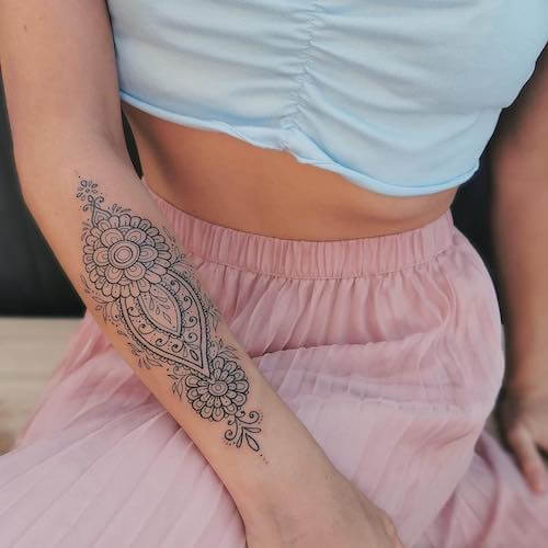 henna tattoo women