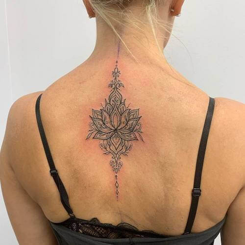 henna tattoo women