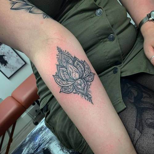 henna tattoo women
