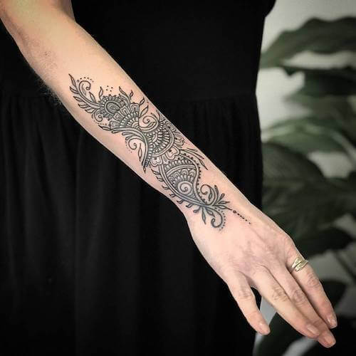 henna tattoo women