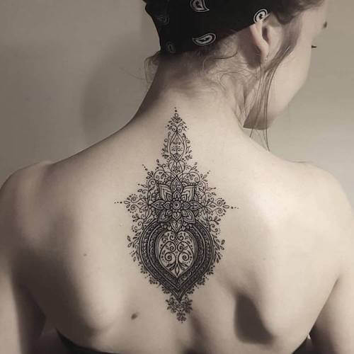 henna tattoo women