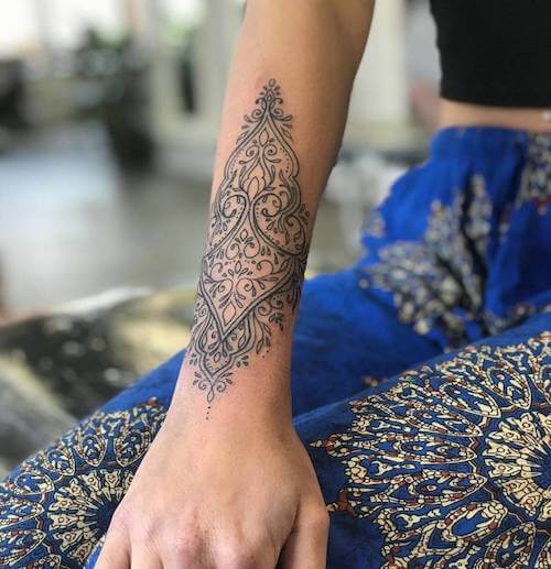 henna tattoo women