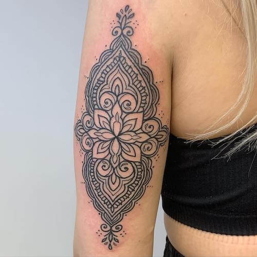 henna tattoo women