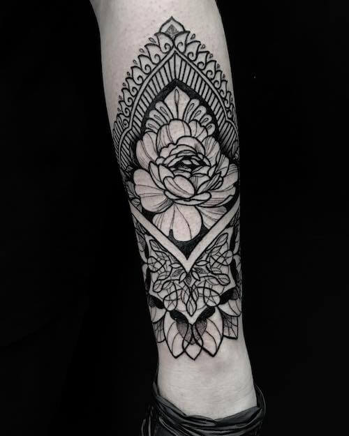 henna tattoo women