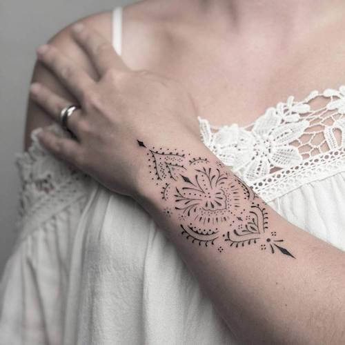 henna tattoo women