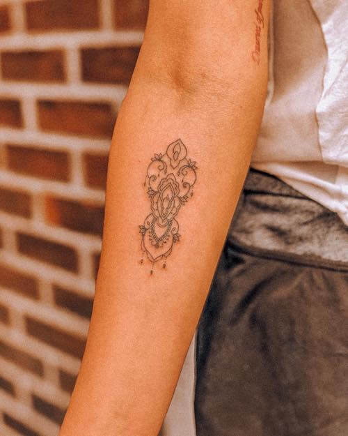 henna tattoo women