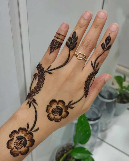 henna tattoo women