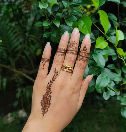 henna tattoo women