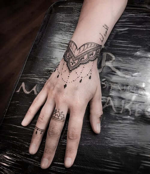 henna tattoo women