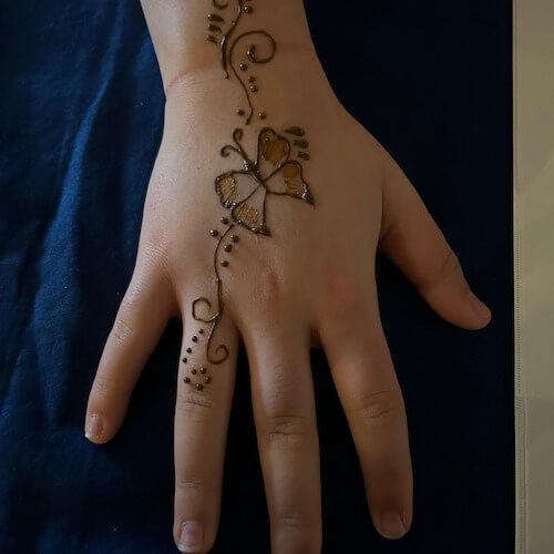 henna tattoo women