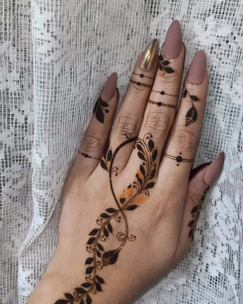 henna tattoo women
