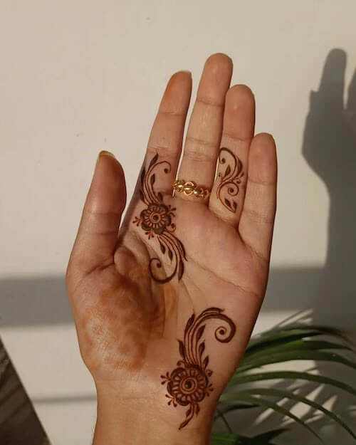 henna tattoo women