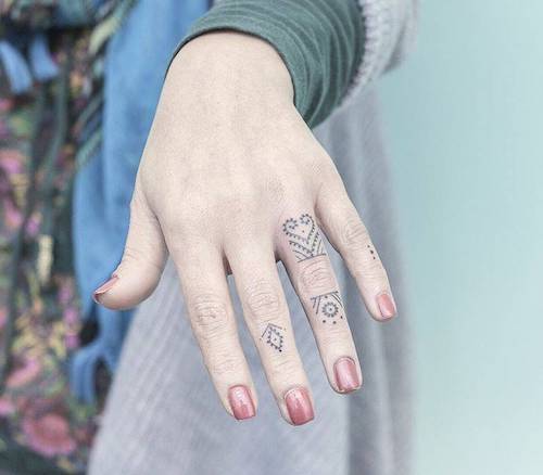 henna tattoo women