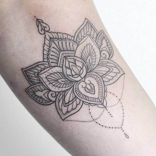 henna tattoo women