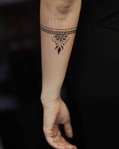 henna tattoo women